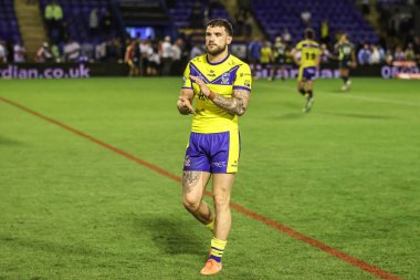 Warrington Wolves 'tan Connor Wrench, 14 Ağustos 2025' te İngiltere 'nin Halliwell Jones Stadyumu' nda oynanan 22. Warrington Wolves - Catalans Dragons maçında taraftarları alkışlıyor.