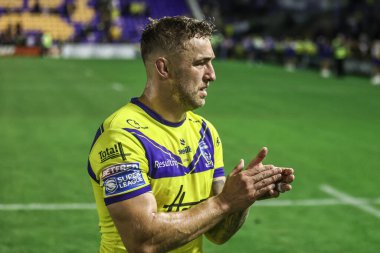Warrington Wolves 'tan Sam Powell, 14 Ağustos 2025' te oynanan Betfred Süper Lig 22. Maçı 'nda taraftarları alkışlıyor: Warrington Wolves, Catalans Dragons' a karşı Halliwell Jones Stadyumu, Warrington, İngiltere