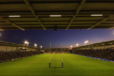 Halliwell Jones Stadyumu üzerinde sıcak yaz akşamlarında 22. Betfred Süper Ligi müsabakası sırasında Halliwell Jones Stadyumu 'nda Warrington Wolves ve Catalans Dragons maçında güneş batar.