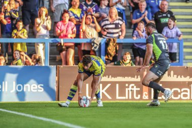 Warrington Wolves 'tan Zack Gardner, 14 Ağustos 2025' te Warrington, İngiltere 'deki Halliwell Jones Stadyumu' nda oynanan 22. Warrington Wolves ve Catalans Dragons maçında bir deneme için sahaya çıkıyor.
