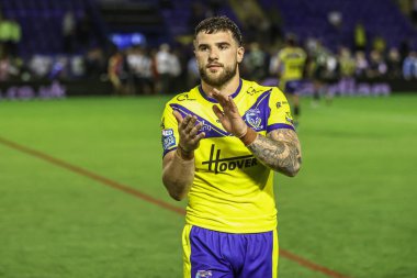 Warrington Wolves 'tan Connor Wrench, 14 Ağustos 2025' te İngiltere 'nin Halliwell Jones Stadyumu' nda oynanan 22. Warrington Wolves - Catalans Dragons maçında taraftarları alkışlıyor.