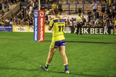 Warrington Wolves takımından Ben Currie, 14 Ağustos 2025 'te oynanan Betfred Süper Lig 22. Maçı' nda taraftarları alkışlıyor. Warrington Wolves, Catalans Dragons 'a karşı Halliwell Jones Stadyumu, Warrington, İngiltere