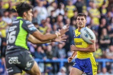 Warrington Wolves 'tan Sam Stone, Birleşik Krallık' taki Halliwell Jones Stadyumu 'nda oynanan 22. Warrington Wolves' a karşı Catalans Dragons maçında Katalan Ejderhaları 'ndan Guillermo Aispuro-Bichet' in pasına bakıyor.