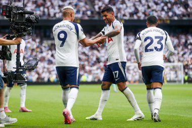 Tottenham Hotspur takımından Richarlison, Premier League maçında Tottenham Hotspur 'a karşı Tottenham Hotspur Stadyumu' nda Cristian Romero ile yaptığı maçı 16 Ağustos 2025 'te kutluyor.