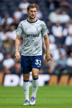Tottenham Hotspur 'dan Ben Davies, Premier League maçından önce Tottenham Hotspur' a karşı Tottenham Hotspur Stadyumu 'nda 16 Ağustos 2025' te ısındı.