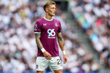 Burnley 'den Oliver Sonne, Premier Lig maçında Tottenham Hotspur' a karşı Burnley 'e karşı Tottenham Hotspur Stadyumu, Londra, 16 Ağustos 2025