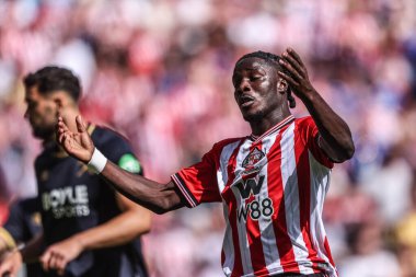 Sunderland 'dan Eliezer Mayenda, Premier Lig maçı Sunderland-West Ham United maçında 16 Ağustos 2025' te stadyum of Light, Sunderland, İngiltere 'de bir viraja girerken kalabalığı coşturuyor.