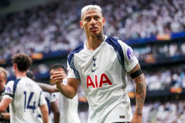 Tottenham Hotspur takımından Richarlison, Premier Lig maçında Tottenham Hotspur 'un Burnley' e karşı oynadığı Tottenham Hotspur Stadyumu, Londra, İngiltere 'de 16 Ağustos 2025' te oynanan maçta 2-0 'lık galibiyet golünü kutluyor.