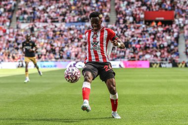 Sunderland 'dan Simon Adingra, Premier League maçında topu kontrol ediyor. Sunderland - West Ham United - Stadium Of Light, Sunderland, İngiltere, 16 Ağustos 2025