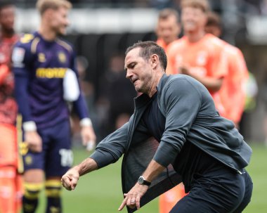 Coventry City 'nin Frank Lampard teknik direktörü, 16 Ağustos 2025' te İngiltere 'nin Pride Park Stadyumu' nda oynanan Sky Bet Şampiyonası maçında gezici taraftarlarla kazandığı 3-5 'lik galibiyeti kutluyor.