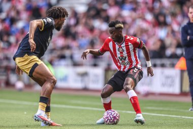 Sunderland takımından Simon Adingra, 16 Ağustos 2025 'te Sunderland-West Ham United Stadyumu' nda oynanan Premier League maçında çarpışmada.