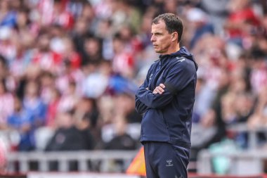 Sunderland 'ın Rgis Le Bris teknik direktörü 16 Ağustos 2025' te İngiltere 'nin Sunderland şehrinde oynanan Premier League maçında Sunderland-West Ham United maçına bakıyor.