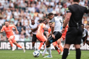 Derby County 'den Carlton Morris, 16 Ağustos 2025' te İngiltere 'nin Derby Park Stadyumu' nda oynanan Sky Bet Şampiyonası 'nda Derby County - Coventry City maçında 2-2 berabere kalma cezası aldı.