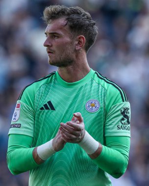 Leicester City 'den Jakub Stolarczyk, 16 Ağustos 2025' te İngiltere 'nin Deepdale kentinde oynanan Sky Bet Şampiyonası maçından sonra taraftarlarını alkışladı.