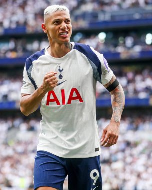 Tottenham Hotspur takımından Richarlison, Premier Lig maçında Tottenham Hotspur 'un Burnley' e karşı oynadığı Tottenham Hotspur Stadyumu, Londra, İngiltere 'de 16 Ağustos 2025' te oynanan maçta 2-0 'lık galibiyet golünü kutluyor.