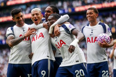Tottenham Hotspur takımından Richarlison, 16 Ağustos 2025 'te Tottenham Hotspur Stadyumu' nda oynanan Premier League maçında takım arkadaşlarıyla 2-0 'lık galibiyetini kutluyor.