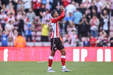 Sunderland 'dan Wilson Isidor, İngiltere' nin Sunderland şehrinde 16 Ağustos 2025 'te oynanan Premier League karşılaşmasında taraftarlarla birlikte zaferi kutluyor.