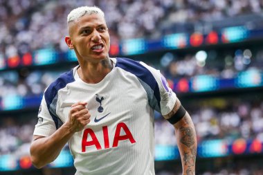 Tottenham Hotspur takımından Richarlison, Premier Lig maçında Tottenham Hotspur 'un Burnley' e karşı oynadığı Tottenham Hotspur Stadyumu, Londra, İngiltere 'de 16 Ağustos 2025' te oynanan maçta 2-0 'lık galibiyet golünü kutluyor.