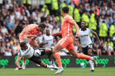 Derby County 'den Carlton Morris ve Coventry City' den Liam Kitching, 16 Ağustos 2025 'te İngiltere' nin Derby Park Stadyumu 'nda oynanan Sky Bet Şampiyonası maçında top için mücadele ettiler.