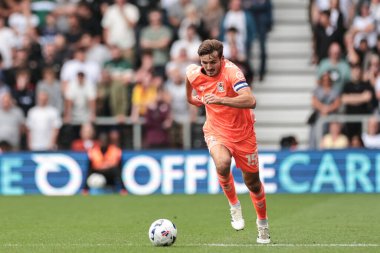 Coventry City 'den Liam Kitching, İngiltere' nin Pride Park Stadyumu 'nda 16 Ağustos 2025' te oynanan Derby County vs Coventry City maçında topu aldı.