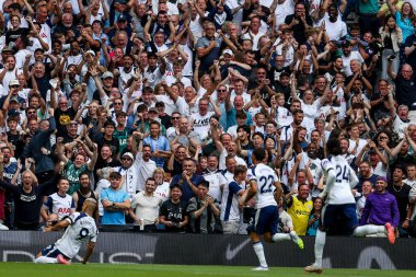 Tottenham Hotspur takımından Richarlison, 16 Ağustos 2025 'te Tottenham Hotspur Stadyumu' nda oynanan Premier League maçında 1-0 'lık galibiyet golünü kutluyor.