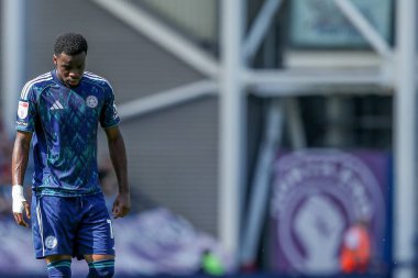 Leicester City 'den Stephy Mavididi, 16 Ağustos 2025' te İngiltere 'nin Deepdale kentinde oynanan Gökyüzü İddia Şampiyonası maçında, Preston North End - Leicester City maçında üzüntüyle izledi.