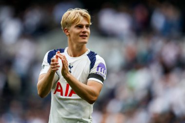 Tottenham Hotspur 'dan Lucas Bergvall, Premier League maçının ardından Tottenham Hotspur' un Burnley 'e karşı oynadığı Tottenham Hotspur Stadyumu, Londra, İngiltere' de 16 Ağustos 2025 'te oynanan maçın ardından takımların galibiyetini kabul ediyor.