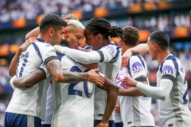 Tottenham Hotspur takımından Richarlison, 16 Ağustos 2025 'te Tottenham Hotspur Stadyumu' nda oynanan Premier League maçında takım arkadaşlarıyla 2-0 'lık galibiyetini kutluyor.