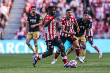 Sunderland 'dan Noah Sadiki, 16 Ağustos 2025' te Sunderland-West Ham United Stadyumu 'nda Premier Lig karşılaşmasında sahada.