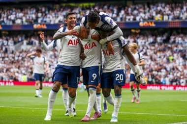 Tottenham Hotspur takımından Richarlison, 16 Ağustos 2025 'te Tottenham Hotspur Stadyumu' nda oynanan Premier League maçında takım arkadaşlarıyla 2-0 'lık galibiyetini kutluyor.