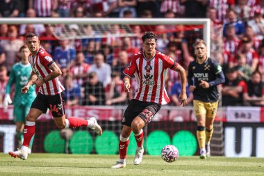 Sunderland takımından Jenson Seelt, 16 Ağustos 2025 'te Sunderland-West Ham United Stadyumu' nda oynanan Premier League maçında topu aldı.