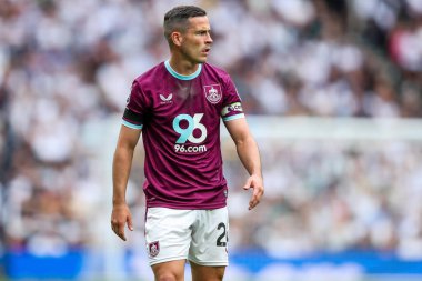 Burnley 'den Josh Cullen, Premier Lig karşılaşmasında Tottenham Hotspur' a karşı Burnley 'e karşı Tottenham Hotspur Stadyumu, Londra, İngiltere, 16 Ağustos 2025
