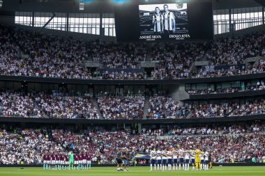 Oyuncular, maç yetkilileri ve taraftarları 16 Ağustos 2025 'te Tottenham Hotspur Stadyumu' nda oynanan Premier League maçından önce Andre Silva ve Diogo Jota için bir dakikalık saygı duruşunda bulundular.
