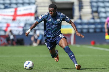 Leicester City 'den Stephy Mavididi 16 Ağustos 2025' te İngiltere 'nin Deepdale kentinde oynanan Sky Bet Şampiyonası' nda Preston North End - Leicester City maçında öne doğru ilerliyor.