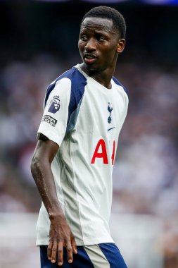 Tottenham Hotspur 'dan Pape Matar Sarr, Premier Lig karşılaşmasında Tottenham Hotspur' a karşı Tottenham Hotspur Stadyumu, Londra, İngiltere, 16 Ağustos 2025