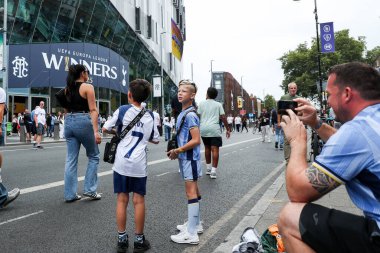 Taraftarlar Tottenham Hotspur Stadyumu 'na, Premier League maçından önce Tottenham Hotspur ile Burnley arasındaki Tottenham Hotspur Stadyumu' na geldiler.