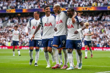 Tottenham Hotspur takımından Richarlison, 16 Ağustos 2025 'te Tottenham Hotspur Stadyumu' nda oynanan Premier League maçında takım arkadaşlarıyla 2-0 'lık galibiyetini kutluyor.