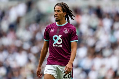 Burnley 'li Hannibal, Premier Lig maçı sırasında Tottenham Hotspur' a karşı Tottenham Hotspur Stadyumu, Londra, İngiltere, 16 Ağustos 2025 'te oynanan maçına bakıyor.