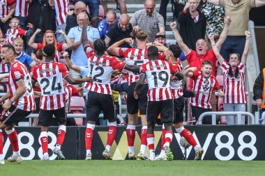 Sunderland 'dan Daniel Ballard, 16 Ağustos 2025' te Sunderland-West Ham United Stadyumu 'nda oynanan Premier League maçında 2-0' lık galibiyet golünü kutluyor.