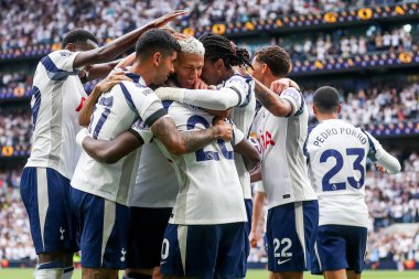 Tottenham Hotspur takımından Richarlison, 16 Ağustos 2025 'te Tottenham Hotspur Stadyumu' nda oynanan Premier League maçında takım arkadaşlarıyla 2-0 'lık galibiyetini kutluyor.