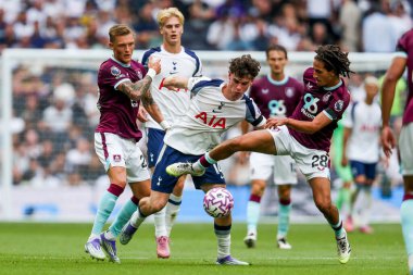 Tottenham Hotspur 'dan Archie Gray, Premier Lig karşılaşması Tottenham Hotspur' a karşı Tottenham Hotspur Stadyumu, Londra, Birleşik Krallık 'ta 16 Ağustos 2025' te oynanan maçta Burnley 'li Hannibal ile top mücadelesi veriyor.