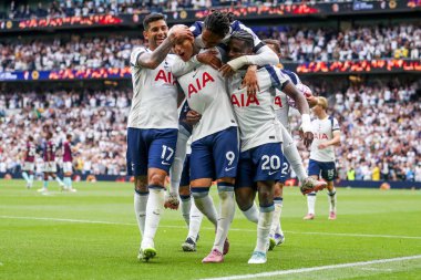 Tottenham Hotspur takımından Richarlison, 16 Ağustos 2025 'te Tottenham Hotspur Stadyumu' nda oynanan Premier League maçında takım arkadaşlarıyla 2-0 'lık galibiyetini kutluyor.