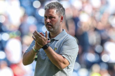 Mart Cifuentes 'in Leicester City teknik direktörü, 16 Ağustos 2025' te İngiltere 'nin Deepdale kentinde oynanan Sky Bet Şampiyonası maçından sonra taraftarlarını alkışladı.