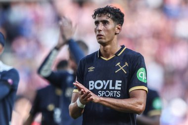 Nayef Aguerd West Ham United, 16 Ağustos 2025 'te İngiltere' nin Sunderland kentinde oynanan Premier League maçı sonrasında taraftarları alkışlıyor.