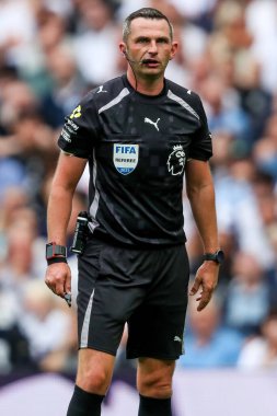 Hakem Michael Oliver Premier Lig maçında Tottenham Hotspur, Burnley 'e karşı Tottenham Hotspur Stadyumu, Londra, İngiltere, 16 Ağustos 2025