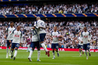 Tottenham Hotspur takımından Richarlison, 16 Ağustos 2025 'te Tottenham Hotspur Stadyumu' nda oynanan Premier League maçında takım arkadaşlarıyla 2-0 'lık galibiyetini kutluyor.
