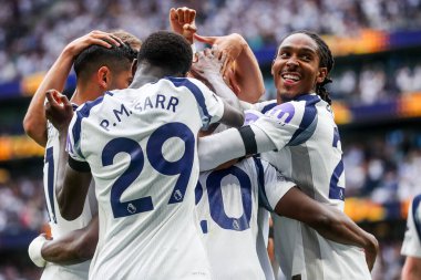 Tottenham Hotspur takımından Richarlison, 16 Ağustos 2025 'te Tottenham Hotspur Stadyumu' nda oynanan Premier League maçında takım arkadaşlarıyla 2-0 'lık galibiyetini kutluyor.