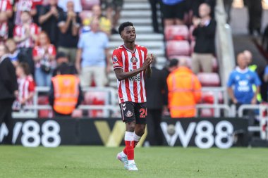 Sunderland 'dan Simon Adingra, 16 Ağustos 2025' te İngiltere 'nin Sunderland kentinde oynanan Premier League karşılaşmasında taraftarları alkışlıyor.