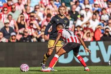 Jarrod Bowen West Ham United Premier Lig karşılaşmasında Sunderland - West Ham United Stadyumu, Sunderland, Birleşik Krallık 'ta 16 Ağustos 2025' te oynanan Premier League karşılaşmasında Sunderland 'lı Reinildo Mandava' nın baskısıyla topu geçti.