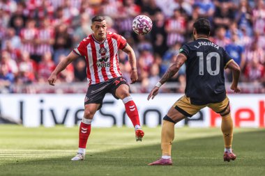 Sunderland 'dan Simon Adingra, Premier League maçında topu kontrol ediyor. Sunderland - West Ham United - Stadium Of Light, Sunderland, İngiltere, 16 Ağustos 2025